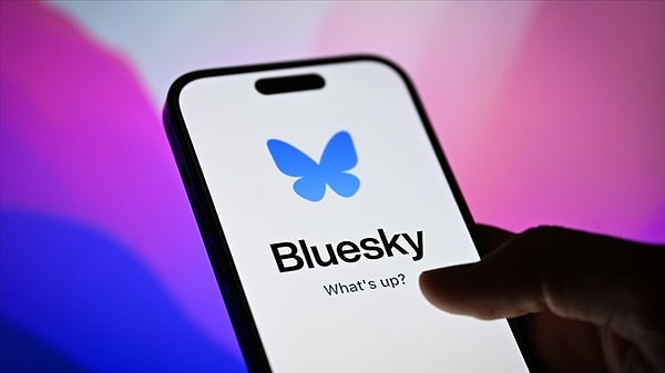 Bluesky’ın "anti-toksisite" özellikleri de dikkat çekiyor. Kullanıcılar, istemedikleri bir etkileşimi önlemek adına bir gönderiyi bir alıntı paylaşımından ayırabiliyor.