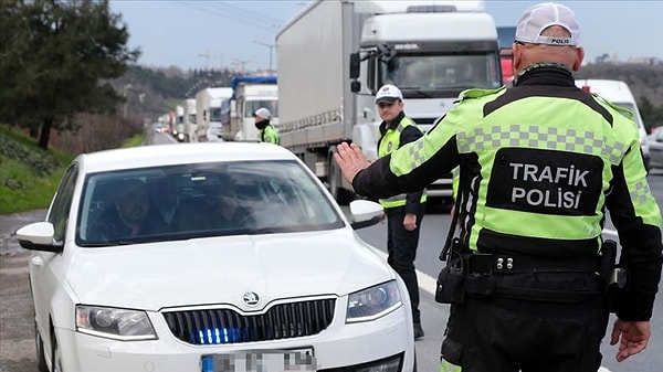 Türkiye Büyük Millet Meclisi’nden geçen yeni yasa teklifine göre, yetkisiz şekilde çakar ve tepe lambası kullanan kişilere 96 bin lira para cezası kesilecek ve 30 gün süre ile ehliyetine el konulacak. Ayrıca araç yine 30 gün trafikten men edilecek.