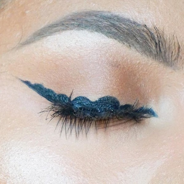 Eyelinerı düzgün çekemeyenlerin sonradan "yeni trend" olarak sahiplendiği balon eyeliner.