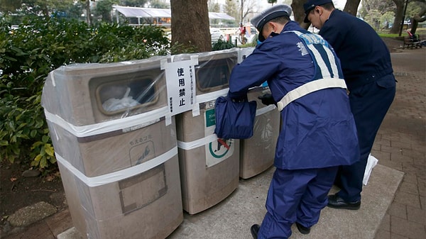 Büyük şehirlerde özellikle Tokyo gibi metropollerde bu ek masraflar kamusal hizmetlerin sürdürülebilirliğini tehlikeye atabilir. Bunun yerine Japonlar çöplerini evlerine götürmeyi tercih ediyor ve bu sayede sokaklar temiz kalıyor.