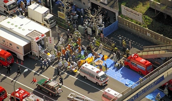 1995 yılı Japonya için çok sarsıcı bir yıl oldu. Tokyo'da AUM Shinrikyo tarikatının düzenlediği terör saldırısı toplu taşıma araçlarında özellikle metrolarda Sarin gazı kullanarak birçok kişinin hayatına mal oldu. Bu saldırı ülkedeki güvenlik önlemlerini gözden geçirmeye neden oldu.