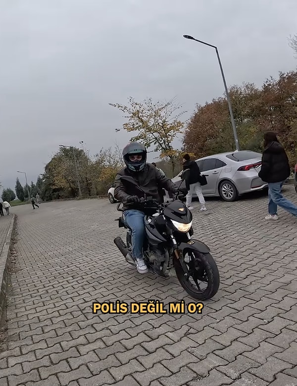 Üniversite kampüsünde yaşanan bir olay sosyal medyada çok konuşuldu. Bir genç motoruyla gezerken bir adamı polis sandı ve hemen geri gitmeye çalıştı. Ancak işler beklediği gibi gitmedi ve ortaya oldukça komik görüntüler çıktı.