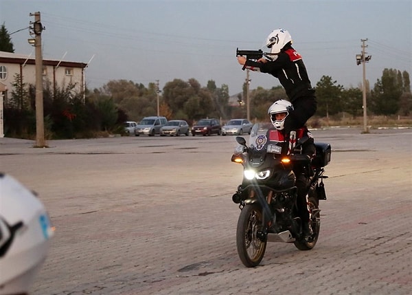 Trafiğin yoğun olduğu şehirlerde motosikletli polisler çok daha hızlı bir şekilde olaylara müdahale edebiliyor ve şüpheli şahısları anında yakalayabiliyorlar. Bu hız polislerin en önemli silahlarından biri.