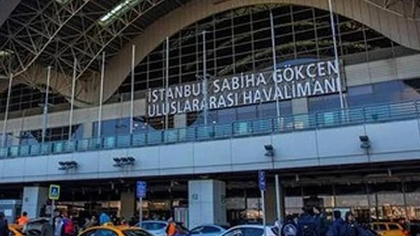 İstanbul’da beklenen şiddetli yağış nedeniyle Sabiha Gökçen Havalimanı'nda hareketli anlar yaşanıyor. Sabiha Gökçen Havalimanı işletmecisi HEAŞ, yarın yapılacak olan uçuşların yüzde 10’unun, Meteorolojik Acil Durum Komitesi kararı gereği iptal edildiğini açıkladı.