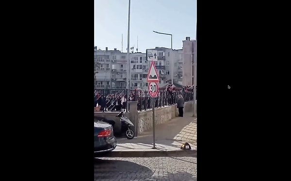 O anlar, okulun çevresindeki vatandaşlar tarafından kaydedildi.