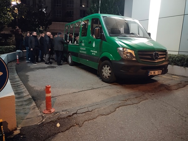 Olay, Ataşehir'de Barbaros Mahallesi'nde bulunan bir rezidansta saat 17.30 sıralarında meydana geldi. İddiaya göre adının Orhan Aydoğdu olduğu öğrenilen şahıs, rezidansın 20'nci katındaki daireden zemine düştü. Sağlık ekipleri yaptıkları incelemede Orhan Aydoğdu'nun olay yerinde hayatını kaybettiğini belirledi.