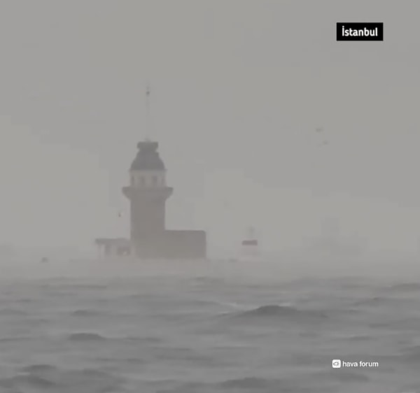 İstanbul'da gündüz saatlerini karanlığa gömen bu hava tabii ki goygoycuların diline düşecekti... Hadi gelin hep birlikte kah gülümseten kah kahkaha attıran o yorumlara hep birlikte bakalım👇🏻