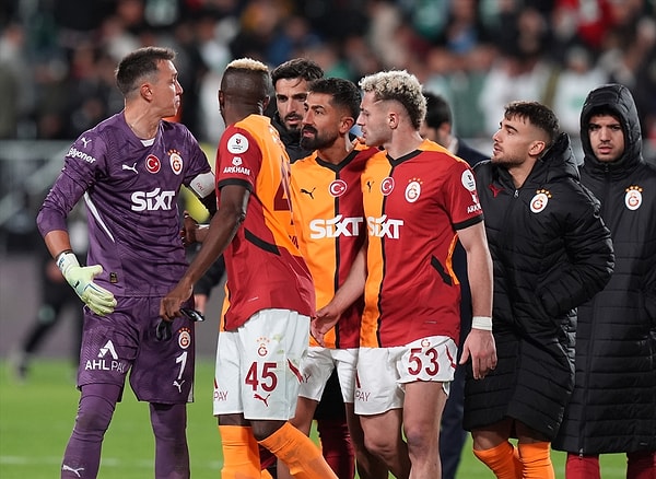 Muslera ve Kerem Demirbay kameralar önünde karşı karşıya geldi. İkilinin tartışması tribünlerin de dikkatini çekerken iş arkadaşlarına düştü.