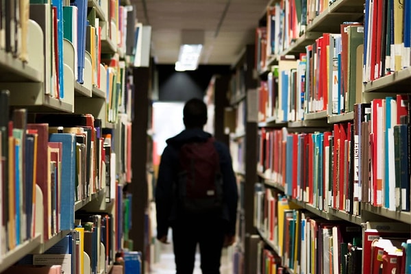 Yeni yönetmelik kapsamında, belirli bir kitap sayısına ulaşan tüm okullarda uzman kütüphaneci görevlendirilecek.