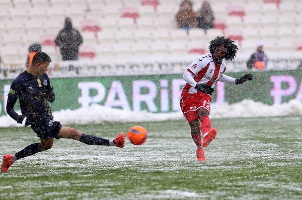 Bu soğuğa karşı koymakta güçlük çekenlerden biri de spiker Ali Okancı'ydı. Ali Okancı'nın çay molası önerisi futbol severlerden de destek gördü.