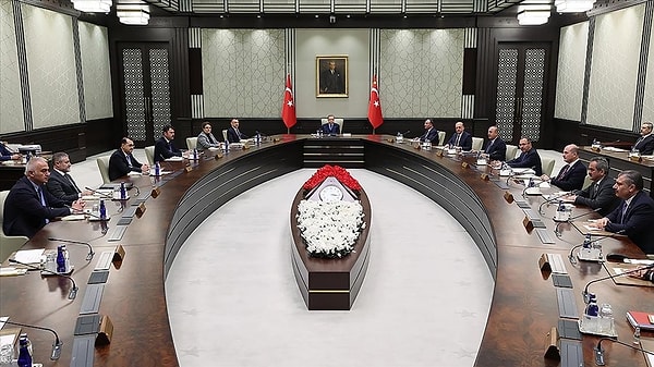 Cumhurbaşkanı Erdoğan’ın başkanlık edeceği toplantıda gündem 2025 maaş zamları olacak. Asgari ücrete, memur ve emekli maaşlarına yapılacak zam bugün ilk kez Kabine masasında olacak.