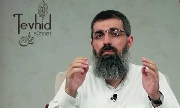 "Laikliği nasıl tanımlıyorsunuz?" sorusuna Ebu Hanzala, "Allah'a kafa tutma biçimi" dedi ve laikliği savunanları kafir ilan etti.