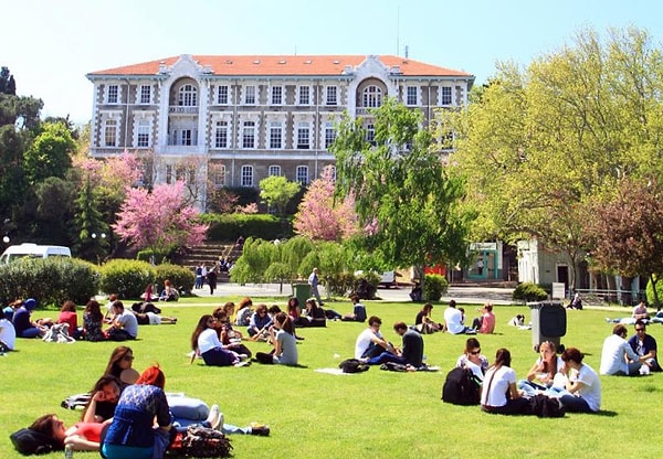 Üniversite denildiği zaman genelde aklımıza bu görsele benzer görüntüler gelir. Şimdiler de neredeyse ara sokaklara açılan apartmandan bozma üniversiteler tüm imgelerimizi yerle bir ediyor.