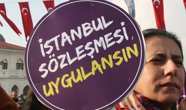 Aralarında muhafazakar kesimin önde gelen bazı kadın derneklerinin de bulunduğu çok sayıda kişi ve kurum ise sözleşmeden çıkılmasına itiraz ediyordu.