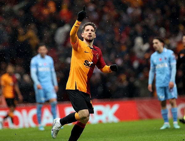 Galatasaray'ın başarılı oyuncularından Dries Mertens'in sözleşmesi bu yaz bitiyor. Mertens'in geleceği belirsizliğini koruyor.