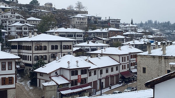 Ordu’da etkili olan kar yağışı ve buzlanma nedeniyle, 26 Kasım Salı günü 14 ilçedeki okullar tamamen, 2 ilçede ise bazı mahallelerdeki okullarda eğitime bir gün ara verildi.