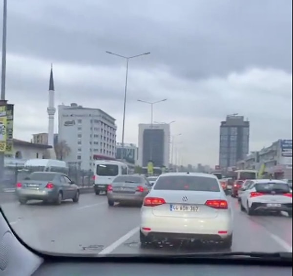 Sürücü, sola geçmek için sinyal vermesine rağmen, uzun bir süre boyunca yol almayı başaramadı. Bunun üzerine sinyal vermeyi bırakıp, tam tersini yaparak "ters psikoloji" uygulamaya karar verdi.