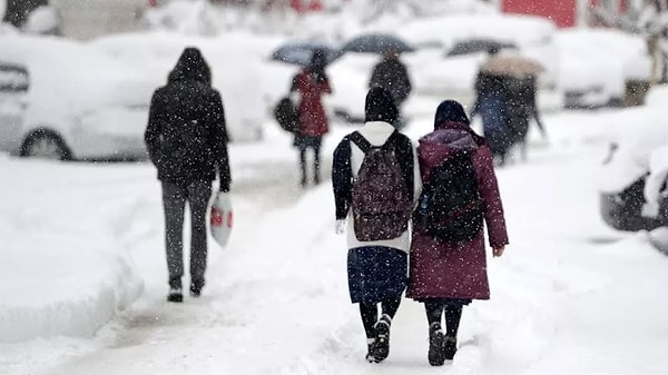 Erzurum'un bazı ilçelerinde olumsuz hava koşulları nedeniyle bugün eğitim öğretime ara verildi. Açıklamada, şu ifadelere yer verildi: "İlimizde görülen olumsuz hava koşulları ve buzlanma sebebiyle 26 Kasım Salı günü Aziziye, Palandöken ve Yakutiye ilçelerine bağlı ilk ve orta dereceli okullar ile özel eğitim kurumlarında eğitime 1 gün süreyle ara verilmiştir. Ayrıca hamile ve engelli kamu personeli de 1 gün süreyle idari izinli sayılacaktır."