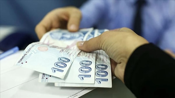 Asgari ücretin 31 Aralık’a kadar tespit edilerek kamuoyuyla paylaşılması gerekiyor. Asgari ücret son olarak geçen yıl yapılan zamla 17 bin 2 lira olarak belirlenmişti. Hükümet tüm tepkilere rağmen asgari ücrete ara zam vermeye yanaşmamıştı.