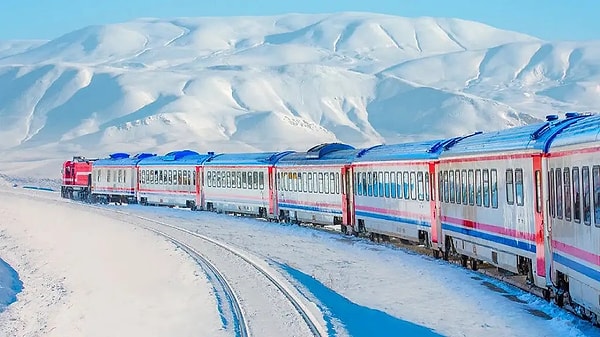 Doğu Ekspresi ile seyahat son yılların en popüler iç turizm etkinliklerinden. Ankara-Kars rotasında seyreden trenin kompartımanlarından bilet almak için sıraya giren birçok insan var.