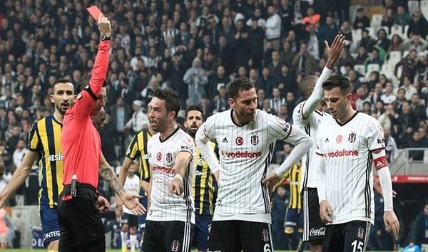 Beşiktaş'ın bir de penaltısının verilmediğini söyleyen Palabıyık, "Cenk Tosun'a yapılan kaçırdığım bir penaltı var. 2 hafta sokağa çıkamadım. Numaramı değiştirmek zorunda kaldım" dedi.