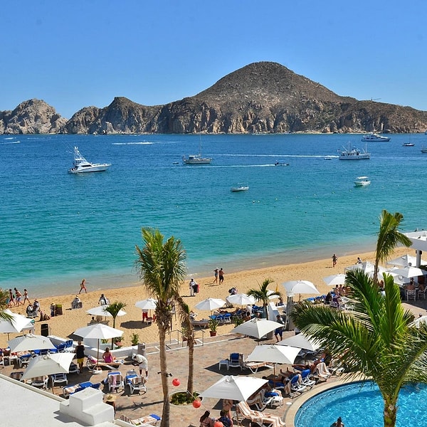 4. "Cabo San Lucas. Ufku kapatan devasa gemiler, okyanusu görememeniz için önünüzde duran dilenciler ve her şnorkelli yüzme noktasında yolunuza çıkan insan sürüleri vardı. Sardalya gibi paketlenmiş plaj sandalyeleri vardı. Meksika'nın diğer bölgelerini seviyorum ama Cabo genel olarak yetersiz bir deneyimdi."