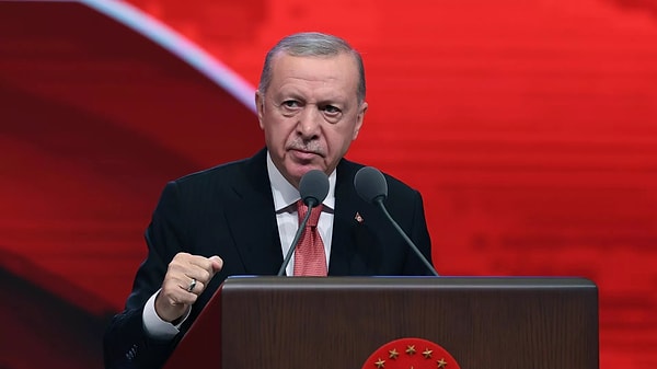 Cumhurbaşkanı Erdoğan X hesabından yaptığı paylaşımda dizileri eleştirdi. Erdoğan "Son yıllarda film ve diziler aile ile birlikte dini değerlerimizi hedef alıyor. Sarıklı sakallı baş örtülü cübbeli vatandaşlarımıza itibar suikastı yapılıyor." diye belirtti.