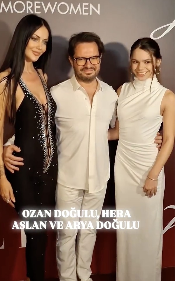 Duru güzelliği ve hoş sesiyle büyük beğeni toplayan Arya gecede babasının sevgilisi Hera'yı kombiniyle fena solladı.