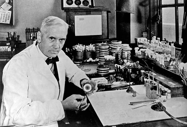 8. 1928: Alexander Fleming Penisilini Keşfetti