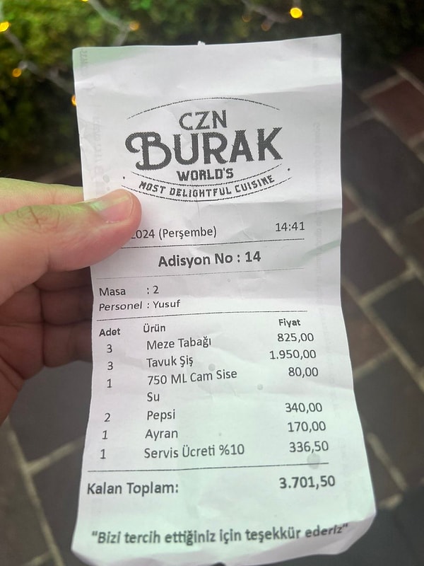 Meze tabağı için 825 TL, bir porsiyon tavuk şiş için 650 TL alan CZN Burak'ın içecekler ve servis ücretiyle beraber yolladığı 3 bin 700 TL'lik hesap sinirleri fena hoplattı.