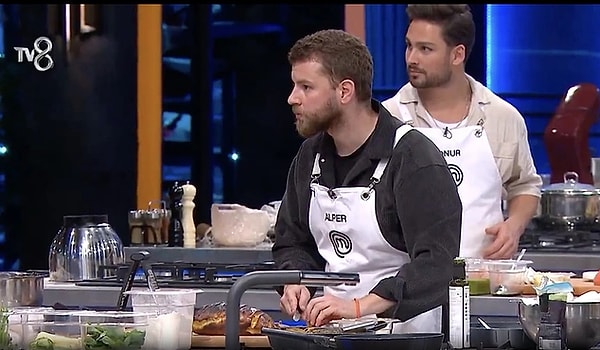 23. TV8'in sevilen yemek yarışması MasterChef Türkiye'de son 10 yarışmacı kaldı. E haliyle işler daha da kızıştı. Son bölümde kaptan olmak için yarışan yarışmacılardan Eda, market bölümünde elini feci halde sıkıştırdı ve arkadaşlarından yardım istedi. Yalnızca Erim'in yardıma gitmesi izleyiciden tepki alırken MasterChef'te üst üste yaşanan kazalar dikkat çekti. İşte Eda'nın o anları...