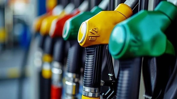 Petrol fiyatlarındaki dalgalanma akaryakıt fiyatlarına da yansıdı. Son olarak motorinin litre fiyatına 1 lira 25 kuruşluk zammın ardından benzine de zam geliyor.