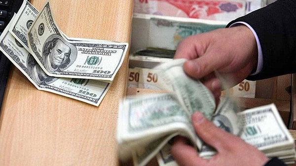 Piyasalarda sahte dolar paniği arttı. Tahminlere göre şu an Türkiye son 1 aydır 600 milyon tutarında sahte bir para mevcut. Bu sahte paranın hepsini 50 ve 100 dolar oluşturuyor.