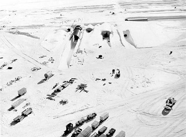 1967 yılında terk edilen bu gizli üssün, zamanla ortaya çıkması halinde radyoaktif atıkların ve kimyasalların çevreye sızması gibi riskler bulunuyor.