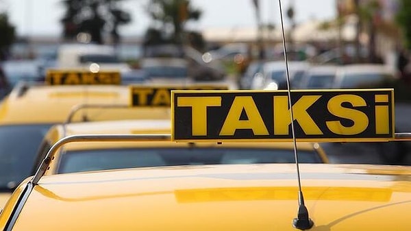 Taksilerin ne zaman trafiğe çıkacağı henüz netlik kazanmazken, "İstanbul Senin" uygulaması üzerinden taksi tasarımlarına ilişkin anket başladı. "İstanbullu taksisini seçiyor" duyurusuyla başlatılan ankette 5 farklı tasarım bulunuyor. İşte o taksi tasarımları 👇🏻