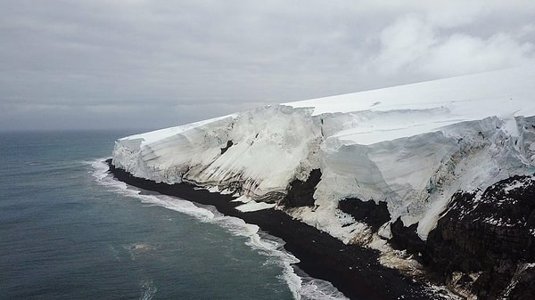 Bouvet Adası, Güney Okyanusu’nun ortasında, hiçbir kara parçasına yakın olmayan volkanik bir adadır. Norveç’e ait olan bu ada, Oslo’ya tam 12.800 kilometre uzaklıkta yer alıyor.