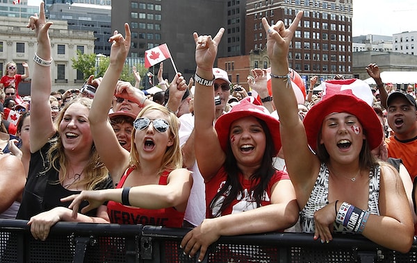 Quebec’te hala Fransızca günlük yaşamın her alanında kullanılıyor kültürel etkinlikler Fransızca yapılıyor ve Fransızca konuşanlar dillerini yaşatmak için her zaman güçlü bir direnç gösteriyor.