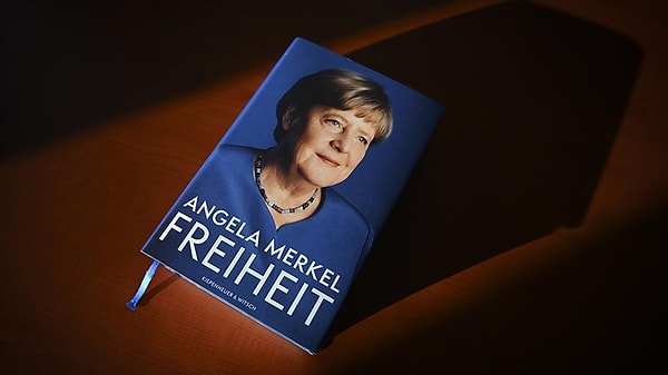 Merkel’in, anılarının yer aldığı merakla beklenen “Özgürlük” kitabı raflarda yerini almaya başladı. Kitabın, yakın zamanda Türkçe baskısının da olacağı öğrenildi.