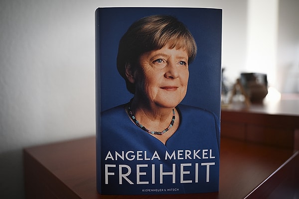 Eski Doğu Almanya'da çalıştığı akademide zaman zaman kahve yaptıklarını anlatan Merkel, "Kahvenin hazırlanmasında Frank Schneider ve ben sorumluyduk. Çünkü ofiste bir musluk ve su ısıtıcımız vardı. Fincana bir kaşık kahve, üstüne sıcak su ve hepsi bu kadar. Biz ona 'Türk kahvesi' derdik. Hala doğru düzgün bir kahve makinem yok ama evde kahveden çok çay içiyoruz zaten" diyerek Türk kahvesi ifadesini çok eski dönemlerde de kullandığını vurguladı.