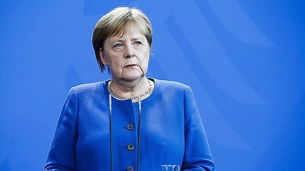 Eski Almanya Başbakanı Angela Merkel’in, yaklaşık 750 sayfadan oluşan anı kitabı piyasaya çıktı. Merkel’in, 16 yıl süren başbakanlık döneminde yaşadıklarını anlattığı ve “Özgürlük” ismi konulan kitapta ilginç detaylar yer aldı. Kitapta, Merkel’in Putin ile yaşadığı “köpek korkusu” savaşı, Trump ile ilişkileri, Türkiye ile imzalanan mülteci anlaşması ve Türk Kahvesi tarifi yer aldı.