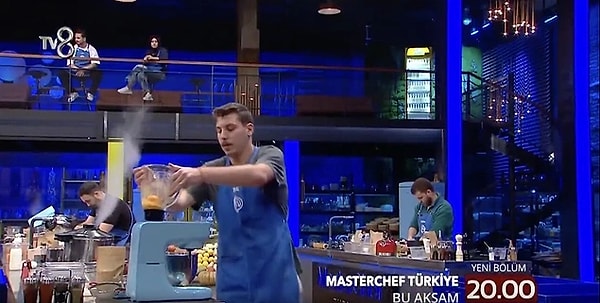 15. MasterChef Türkiye'nin popüler yarışmacılarından Emre, yemek yaparken dümdüz zeminde bir anda yere kapaklandı. Emre'nin bu ani düşüşü diğer yarışmacıları çok korkuttu. Emre'nin geçirdiği kaza sonrası stüdyo şoke olurken o anlar izleyiciyi de etkiledi. Sosyal medyada Emre'nin dümdüz zeminde nasıl düştüğü tartışma yarattı. İşte o anlar...