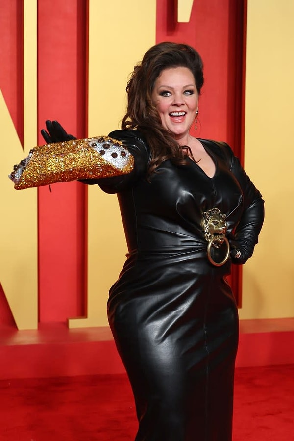 5. Melissa McCarthy, 2024 Vanity Fair Oscar Partisi'nde Kinza Winza'nın göz kamaştırıcı Cannoli Clutch'ını sergilerken bir hayli neşeliydi.