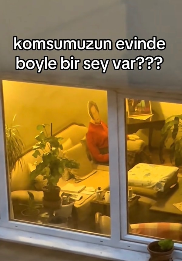 Karşı dairenin salonundaki koltukta cansız bir manken vardı.