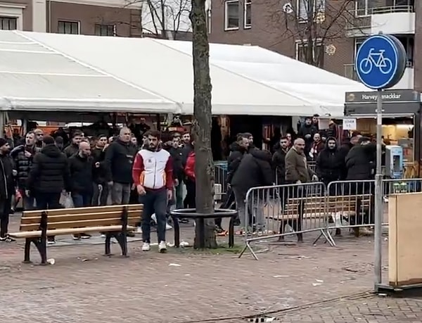 Yoğun güvenlik önlemi alan Hollanda polisi, Sarı-Kırmızılı taraftarlara copla müdahalede bulundu.