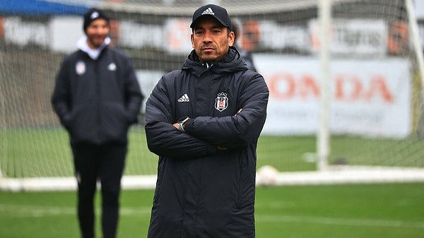 Son derece kötü bir dönem geçiren Beşiktaş'ta Hollandalı Teknik Direktör Giovanni van Bronckhorst  tepkilerin odağındaki isim.