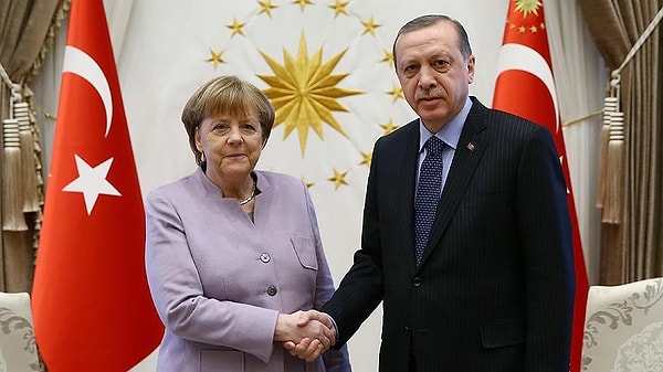 Sözcü’den Ali Gülen’in haberine göre, Merkel’in kitabında Türkiye ile yapılan ve çok tartışılan mülteci anlaşması ile AB vize serbestliği görüşmeleri de dikkat çekti.