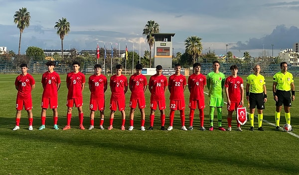 Genç futbolculara verdiği sözü tutan Merih bir kez daha genç futbolcuların kalbinde taht kurmayı başardı.