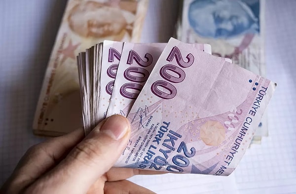 Asgari ücret, halen bir işçi için aylık brüt 20 bin 2 lira 50 kuruş, kesintiler düştüğünde net 17 bin 2 lira 12 kuruş olarak uygulanıyor. Patronlar ise yüzde 44 ile yüzde 21'in ortalaması yani yüzde 32,5'lik zam önerecek.