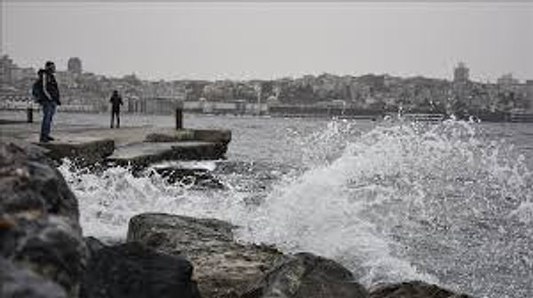 Meteoroloji 1. Bölge Müdürlüğü İstanbul Bölge Tahmin ve Erken Uyarı Merkezi'nden yapılan açıklamaya göre, rüzgarın, yarın günün ilk saatlerinde bölgenin batısında, akşam saatlerinde genelinde, kuzey ve kuzeydoğudan 6 ila 8 kuvvetinde fırtına şeklinde eseceği tahmin ediliyor.