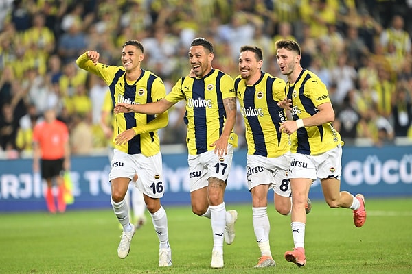 Lig ikincisi olarak Şampiyonlar Ligi'ne katılan Fenerbahçe Lugano'yu eleyerek Temmuz ayını olabildiğince iyi geçirdi.